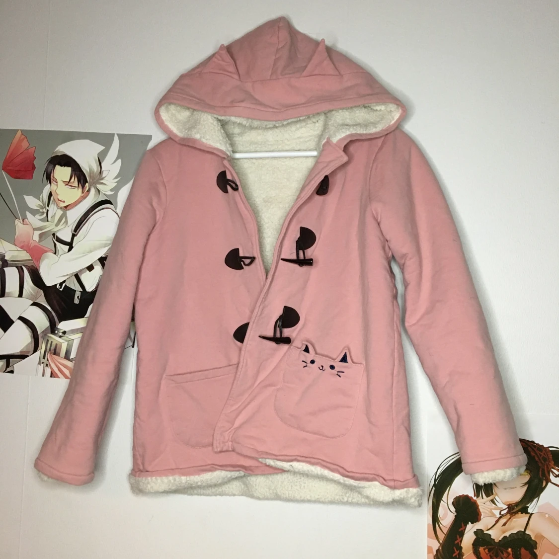 Söt rosa jacka med katt-detaljer. Strl: Xs