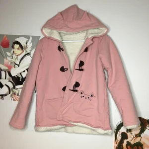 Söt rosa jacka med katt-detaljer. Strl: Xs - Asså detta är storlek M men jag skulle säga att det är strl XS/S faktiskt. Köpt på spreepicky. //// Skriv gärna om du vill ha mer bilder/bilder med plagget på - hade inte möjligheten att ta bild med alla plagg på :) TVÄTTAS EFTER BILD TAGEN kramiskrambjörn på dig