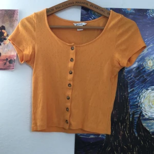 Cropped button-up top - färgglad härlig top från monki. kan mötas upp i växjö annars står köparen för frakten.😇