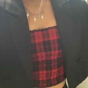 Röd bandeau topp - Röd och svart bandeau top. Skitsnygg till en svart kavaj! Använd 1 gång, men är som gott som ny! Buda💕💕