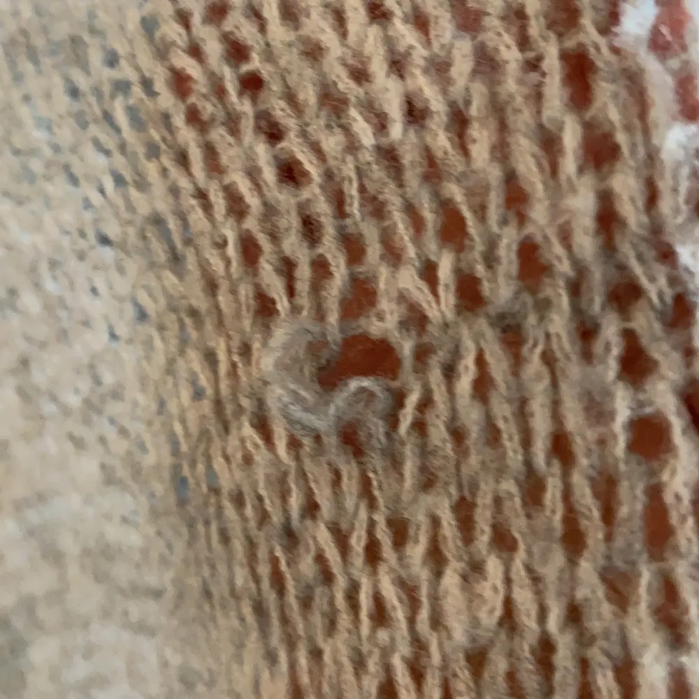 Säljer denna superfina slutsålda stickade tröja från bershka. Tröjan har ett litet hål på ryggen (se bild 3) . Stickat.