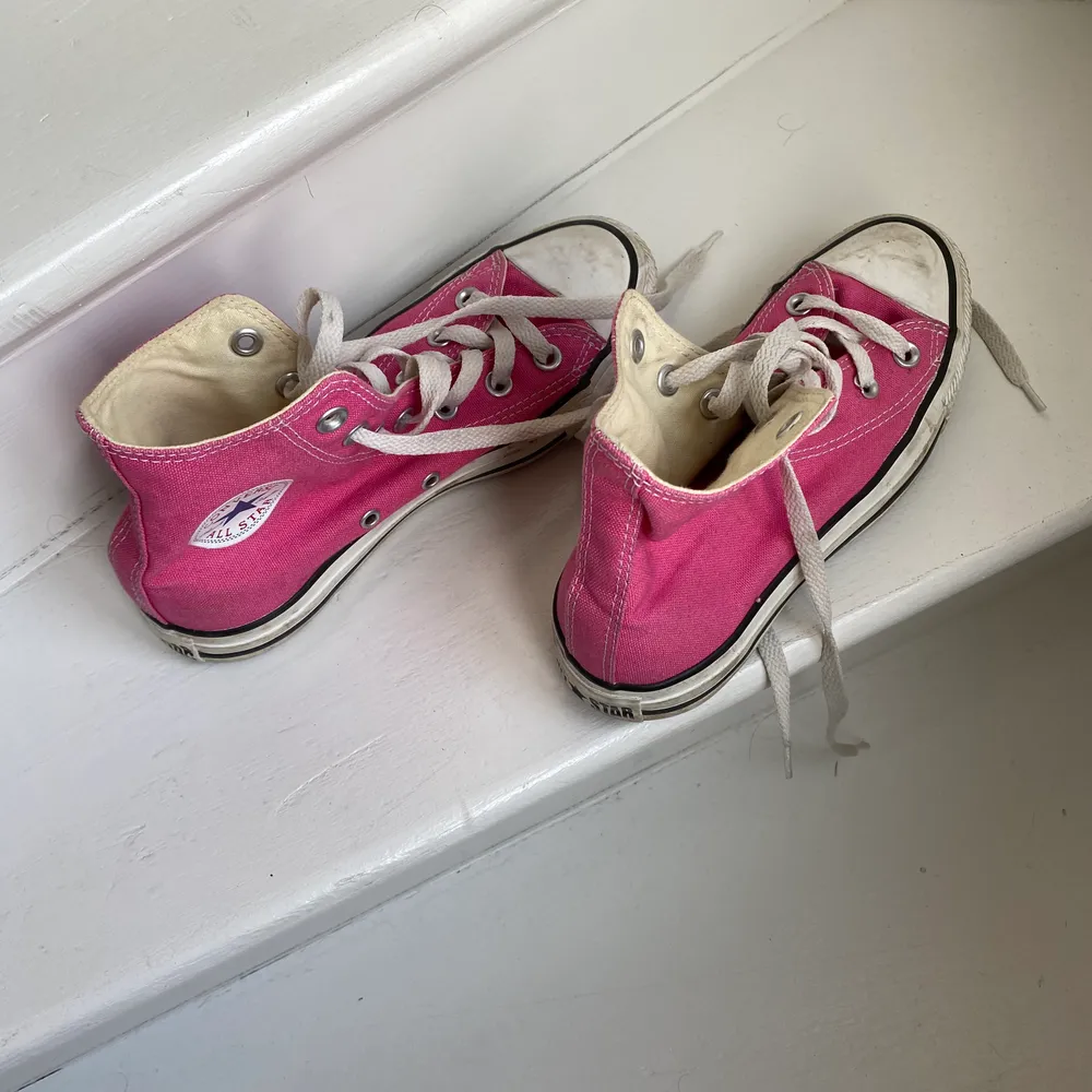 Sviiiinsnygga rosa converse. Vill egentligen inte sälja men är tyvärr lite små för mig. Väldigt användbara nu till hösten. Frakt 70kr eller mötas på söder eller söder om söder!. Skor.