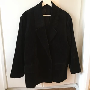 Blazer från weekday  - Blazer från Weekday i Manchester. Knappt använd (kanske vid 2 tillfällen) Storlek 36. Nypris: 700kr.      Kan skickas och då står köparen för fraktpriset.