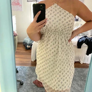 Blommig klänning Mango - Klänning från mango i ett jättefint mönster. Mönstret är grönt och blå blommigt