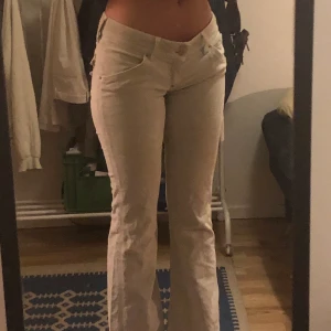 Lågmidjade flare jeans  - Jättesnygga byxor☺️ är lång så därför ser byxorna kortare ut än var de är hihi 💕 typ storlek M men kan mäta om det behövs 