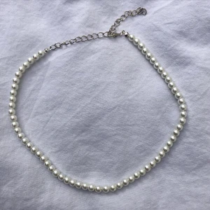 Halsband  - Halsband gjort med vita glaspärlor 🤍  Längsta längd: 49 cm  Kortaste längd: 39 cm  Pris: 79 kr  Frakt: 11 kr  Kontakta mig vid intresse!  Bör ej komma i kontakt med vatten! 