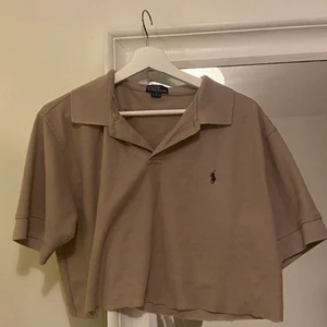 Beige/grå piké från Ralph lauren - Beige/grå piké från Ralph Lauren, croppad av mig