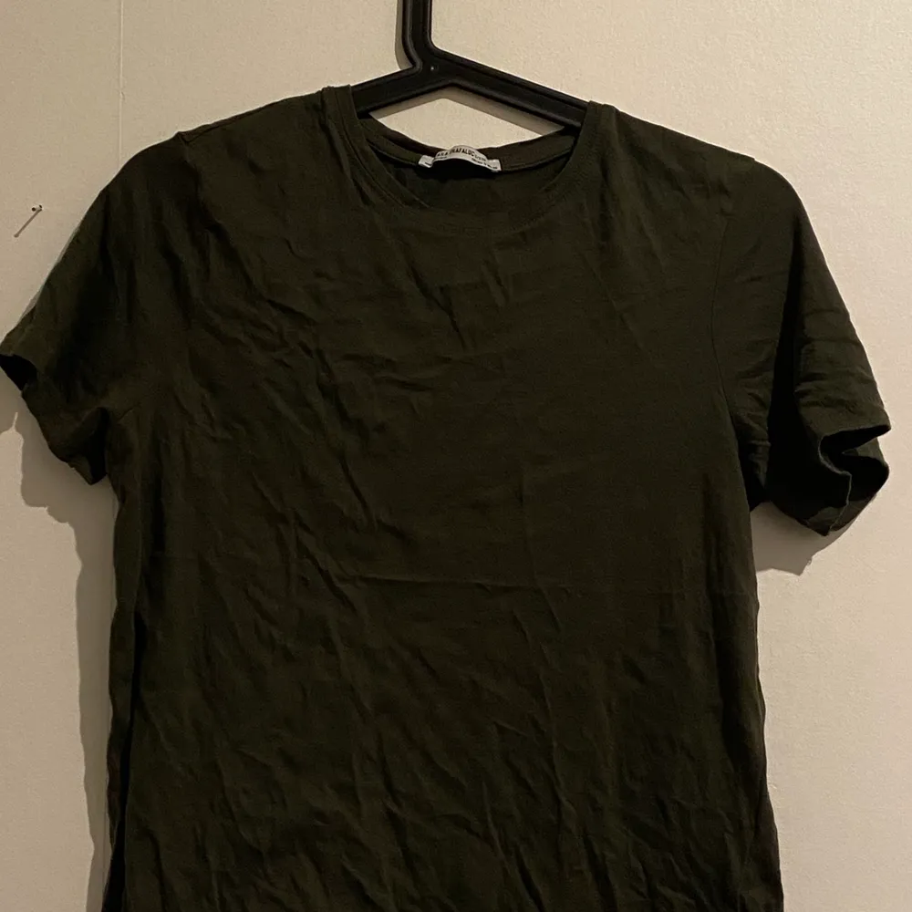 Mörkgrön T-shirt från Zara. Storlek S. Väldigt fint skick säljer då jag inte använder den längre.✨. T-shirts.