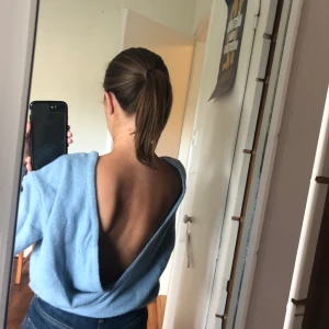 Stickadtröja med öppen rygg - Superskön och mysig tröja från NAKD som är öppen i ryggen. Sitter bra och åker inte ner i ryggen! En av de skönaste tröjorna jag äger, men säljer pga inte min stil längre. 