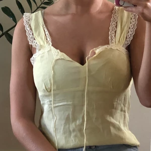 Pastellgult linne - Linne från ASOS, använd vid ett tillfälle, strl: S.