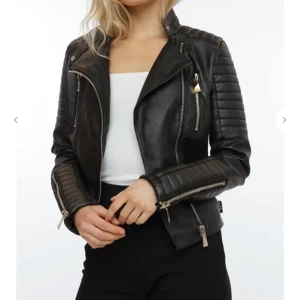 svart chiquelle moto jacket  - köpt för cirka ett halvår sen, följer på grund av att jag köpt en ny skinnjacka. jätte bra skick, inga slitningar eller någonting. nypris 700kr