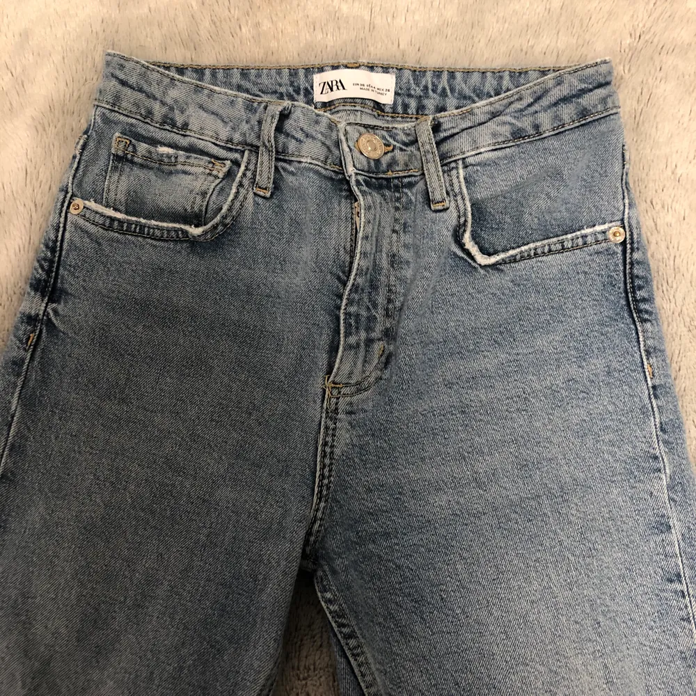 Snygga blåa jeans från Zara. Inte helt tajta nedtill utan lite raka. Storlek 36. Har även ett par likadana svart/gråa som jag ska sälja.. Jeans & Byxor.