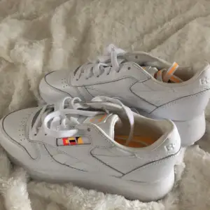 Ett par helt oanvända Reebok sneakers. Lappen är kvar. Extra skosnören tillkommer. Köparen står för frakt. Orginalpris 599. 