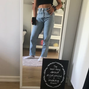 Jens från Zara str:34 - Blåa jeans från Zara, som nya! Egen gjort hål på bakfickan. Dom har kostat 399kr säljer pga jag tycker inte  dom passa mig perfekt! 