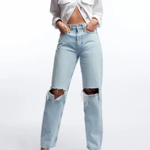 Populära 90s High Waist jeans från Gina  - Skit snygga och sköna jeans från Gina. Säljer för att dem ej kommer till användning! Nypris är 599. 