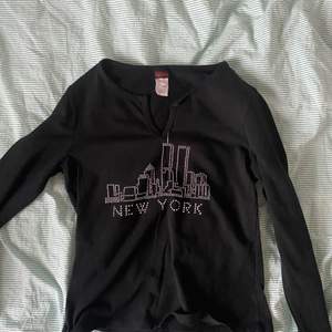 Skitsnygg svart långärmad tröja med en siluett av höghus och new york skrivet i rhinestones<3 st L men passar som en M. Köpare står för frakt💖 säljer pga något kort i ärmarna 