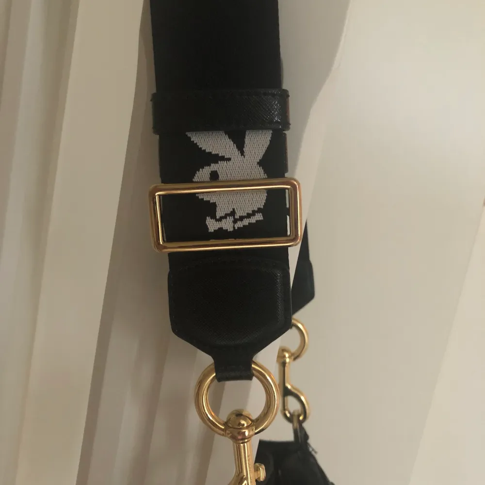 COLLASTE bag strapet från Marc Jacobs🖤 inköpet på Marc Jacobs butiken på NK för cirka två år sen! Flitigligt används men mycket fint skick🌈. Accessoarer.