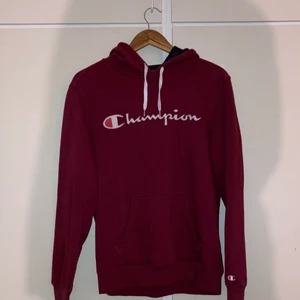 Champion hoodie - En vinröd champion tröja. Nyskick, endast använd två gånger.