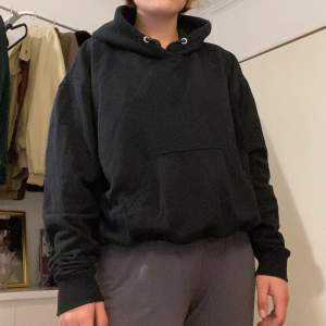 Populär svart hoodie från Weekday! Väldigt snygg å bekväm. Lite oversized (strl. XS)