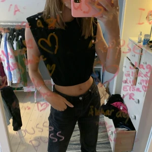 Svart topp, strl S - Säljer denna croppade svarta topp med axelvaddar från zara. Helt oanvänd och köpt för ca en månad sedan. Säljer då den inte riktigt var min stil.