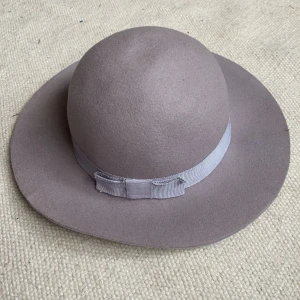 Solhatt - Sparsamt använd hatt av ull från monki. Köparen står för frakten