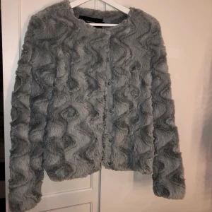 Fin fake-pälsjacka från Veromoda - Superfin pälsjacka i stl S från Veromoda, endast använd 1 gång så den är i väldigt bra skick!