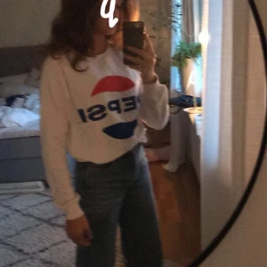 Vit pepsi tröja - Vit pepsi tröja från sweet sktbs. Köpt för ca 200kr säljes för 100kr (priset kan diskuteras) Storlek XS men passar även XXS och S. Om fler bilder önskas så skriv privat, köparen står för frakten.