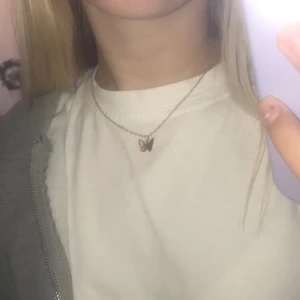 jättefint halsband med fjäril - säljer ett jättefint halsband i guld med en fjäril på. endast 40kr!🦋