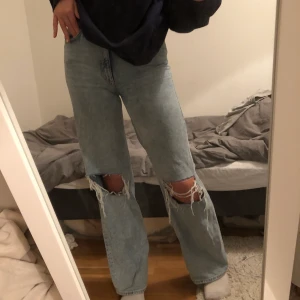 Monki - Skitballa jeans från monki som jag själv har klippt hål i. Storlek 26