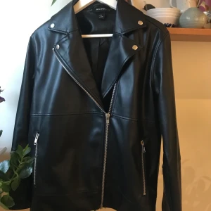 Biker läderjacka Monki - Faux läderjacka från Monki i biker modell med dragkedjor. Storlek M. Använd 2 gånger. 