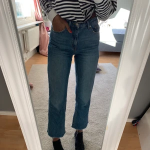 Jeans - Svin snygga jeans från nakd. Lite kortare i modellen med slitningar nedtill. Storlek 34💓