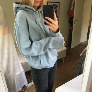Gråblå hoodie från weekday - Mysig gråblå hoodie från weekday. Använd fåtal gånger