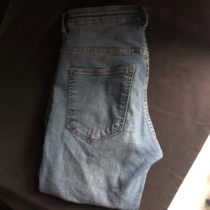 Jeans - Jeans med hål, super sköna och fina😊 storlek 36