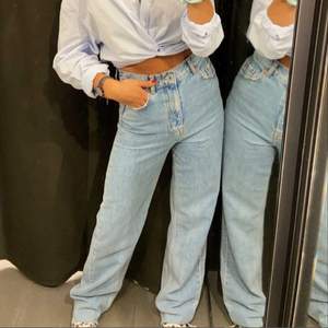 Zara 90s jeans full length som endast är använda ett fåtal gånger! Slut på hemsidan och i butik! Benen är väldigt långa men de går att klippa av i önskad längd. De är stora i storlekarna så passar 34/36. Ledande bud: 350kr! Budgivningen avslutas på tisdag