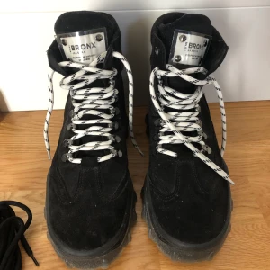 Kängor Bronx 39 - Kängor från Bronx modellen jaxstar. Storlek 39, fint skick. Använda kanske 2ggr. Vita och svarta snören finns.