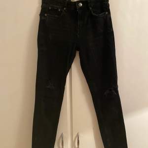 Zara: svart/gråa jeans , Storlek 36  Twist&Tango: Skinnbyxa ( Cornelia trousers ) , Storlek 36 ( Nypris: 899)  TigerOfSweden: Flair-Jeans (svarta), Storlek 26/30 (Nypris 999)