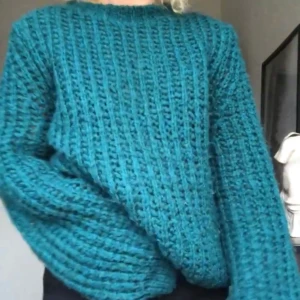 grön stickad  - Grön/blå stickad tröja från bikbok, sparsamt använd så inte nopprig alls. Perfekt oversized till hösten! 🤍