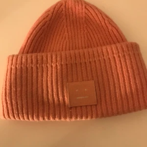 Acne mössa - En rosa jättefin acne mössa i mycket bra skick!💕💕Den är äkta och köpt i affär i Stockholm!💕