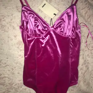 Jättefin rosa body. Aldrig använd, prislappen sitter kvar. Köpte den för 250kr så säljer den för 120kr😊