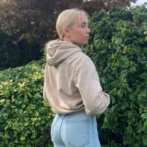 Beige hoodie - Beige hoodie från hm’s herravdelning. Är i storlek XS herr men passar allt från XS-M i dam beroende på hur man vill att den ska sitta. Den är lite nopprig men inget man tänker på. Buda💕💕