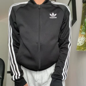 Adidas tröja - ✨aldrig använd✨ strl small. Köparen står för frakt