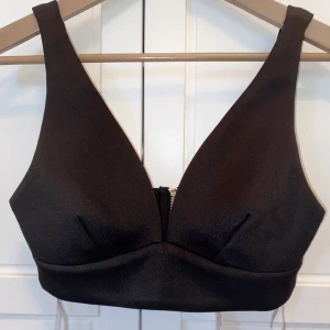 Croptop festtopp - Helt oanvänd croptop från NA-KD. Prislappen kvar i stl S, funkar även som M. Kampanj: KÖP 3 BETALA FÖR 2