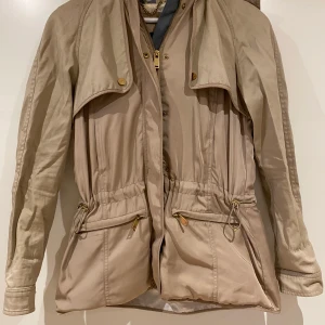 Jacka från zara small  - Beige jacka från zara i storlek small. 
