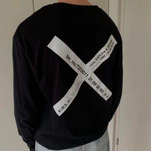 Svart långärmad tröja  - Säljer denna svarta långärmade tröja. Står ingen storlek men den sitter som en oversized S eller M. Fint skick, använd en gång. Spårbar frakt tillkommer på 63 kr