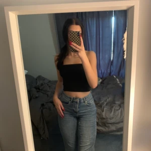 Jeans - Blåa jeans ganska använda men är som nya. Så himla sköna att ha på sig/har aldrig ägt ett par jeans som sitter skönare än dem här❤️storlek 34