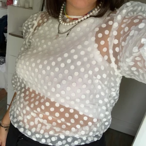 Super fin och cool topp! - Säljer denna fina topp som man även kan göra cool! Storleken är 40, men skulle säga att alla storlekar neråt kan ha den! Säljer för 80kr. Använd 1 gång.