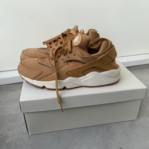 Nike huarache - Svinsnygga Nike huarache säljes. Givetvis äkta. God skick, strl: 44, passar dock bäst en ”normal” 43:a. #nike #sneakers #skor