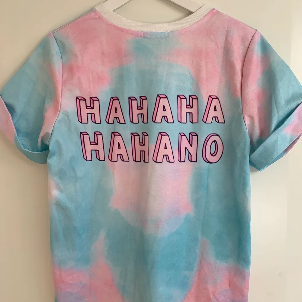 En tröja med mycket text och pastellfärger på som är i gott skick💖 skriv gärna om du vill ha bättre bilder. T-shirts.