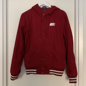 Nike jacka - Säljer nu min fina nikejacka pågrund av att den inte har kommit till så stor andvändning. Den är nästan helt oanvänd därav i jättefint skick.