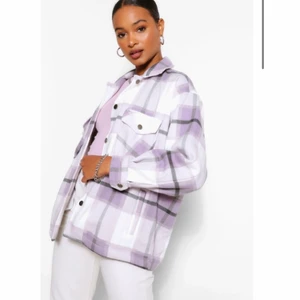 Rutig jacka  - Rutig jacka i storlek s, frakt tillkommer... De många som skriver så om du verkligen vill ha den ge högre buddd💙